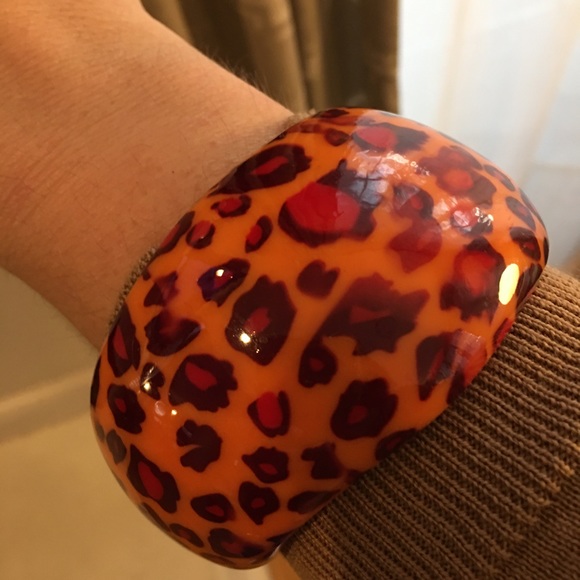 Orange leopard pattern lucite wide bracelet bangle - Picture 4 of 6